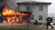 Hrozivý požár zničil rodině auto i přístřešek. Škoda přesáhla milion korun