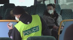 Policisté při kontrolách nikoho nešetřili! Bez váhání si stopli i rozjetý autobus