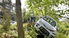 Auto po nehodě zůstalo viset ve srázu přímo nad domy!
