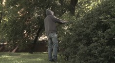 Muž se měl obnažovat v parku plném dětí. Policii ho pomohla dopadnout učitelka