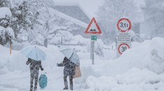 Rakousko zasypaly metry sněhu, historické stavení se zhroutilo