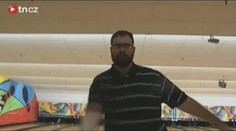 VIDEO: Tenhle borec při bowlingu stojí zády ke kuželkám! I poslepu umí 280