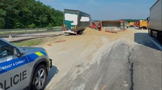 Dálnici D11 ochromila vážná nehoda. Srazila se dvě nákladní auta