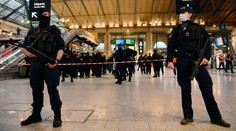 Útočník v Paříži pobodal šest lidí, policie jej postřelila