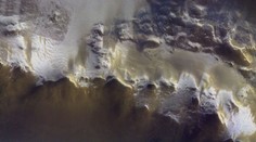Na povrchu Marsu objevila NASA led. Může za to náraz meteoritu