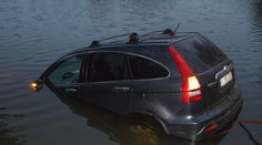 Muž na Kutnohorsku chytal ryby, nakonec museli hasiči z rybníka vylovit jeho auto!