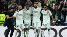 Real si poradil s Chelsea, která dohrávala v deseti. Italské derby pro AC Milán