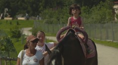 Adélku (5) postavil na nohy speciálně vycvičený kůň