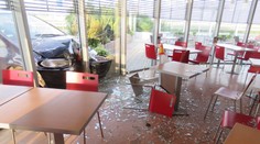 Mladík zajel do restaurace autem, vysklil výlohu čerpací stanice!