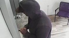 Muž v Hradci přepadl směnárnu s granátem v ruce. Policie po něm pátrá