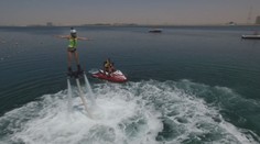 KOŘENÍ: Nespoutaný flyboarding