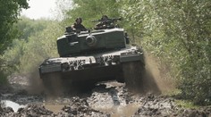 Moderátorka se projela v tanku Leopard. Zkusila ho i nabít