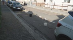 Před pardubickou nemocnicí se bojuje o parkování. Místa tam drží i kýble či konve