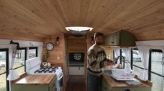 Mladík přestavěl autobus na bydlení. Cestuje s ním po světě!
