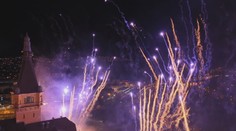 Hlučné oslavy, zákaz pyrotechniky a noční lyžování. Česko se loučí se starým rokem