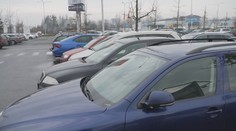 Předvánoční období u obchodních center je krušné. Na parkovištích přibývá nehod