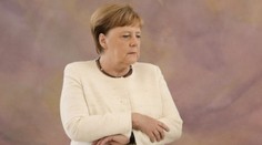 Merkelová o Putinových ambicích věděla. NATO by Ukrajinu nezachránilo, tvrdí