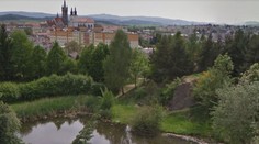 Muž pozval kolegyni na procházku k lomu. Tam ji svázal a znásilnil