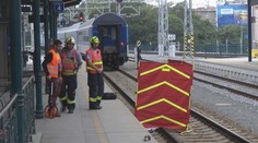 Železničář chtěl být dřív doma, spadl pod rozjíždějící se vlak