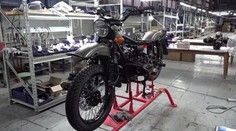 Muž z Aljašky si stěžoval, že nemá součástky do motorky. Od Putina dostal novou