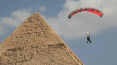 90 parašutistů z celého světa se vznášelo nad egyptskými pyramidami v Gíze