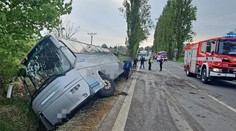Autobus s 38 dětmi sjel na Příbramsku do příkopu. Několik zraněných