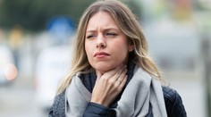 Trápí vás bolest v krku? Lékaři řekli, jak poznáte covid od chřipky a jiných nemocí