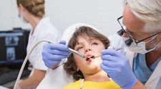 Každý druhý kaz u dětí způsobí sladké pití. Zubaři řekli, které je nejhorší