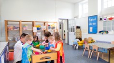Vláda plošně uzavřela školy i školky, části rodin se ale nařízení netýká