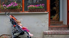 Neštěstí na Sokolovsku: Auto porazilo kočárek s dítětem