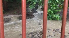 Deště pohřbily oslavy výročí koupaliště. Místo návštěvníků na něj vjely bagry