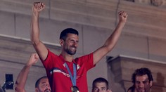 Plné náměstí a spousta pyrotechniky. Djokoviče vítaly nadšené davy