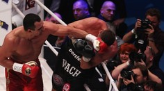 Kličko drtil Wacha, dal mu skoro 300 ran! Vyhrál pro zesnulého trenéra