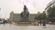 Spolek Milion chvilek omotal vybrané objekty žlutou exekuční páskou