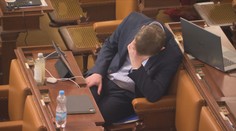 Poslanci svolali mimořádnou schůzi. Babiš mával ve Sněmovně rohlíkem