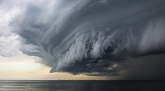 V Atlantiku zuří uragán. Přihnal se do Evropy, udeří i v Česku