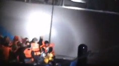 VIDEO: Řekové chtěli potopit loď plnou uprchlíků! Natočili je Turci