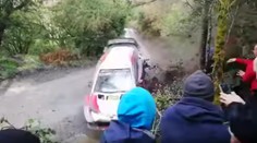 Děsivá nehoda při rally! Auto málem narazilo do lidí!