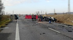 Vážná nehoda na Mělnicku: Srazila se tři auta, jeden člověk zemřel