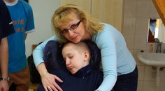 Po selhání učitelů NA ŠKOLNÍM VÝLETĚ byl Filip 10 let v komatu! Teď umřel mámě v náručí