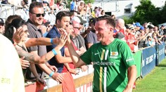 Šmicer vypravil hvězdám soukromý let: Pivo chutnalo, trávník jako v Anglii