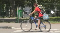 Харківська волонтерка на велосипеді розвозить людям їжу під обстрілами