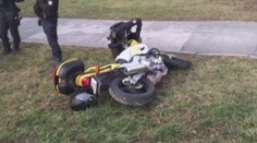 I přes zákaz zase sedl na motorku. Policii ujížděl přes chodníky i park
