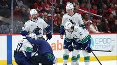 Smolař Chytil nedohrál zápas. Tom Wilson ho sestřelil tvrdým hitem na bradu