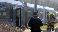 Děsivý incident v Německu: Muž zapálil v tramvaji svou manželku, je na útěku