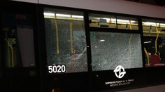 Policie řeší poškození oken u autobusu a tramvají. Někdo po nich zřejmě střílel