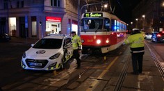 Auto policie se srazilo s tramvají. Hasiči strážníka vyprošťovali!