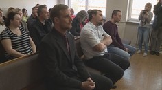 VIDEO: Soud zrušil trest policistům, kteří měli připoutat agresivní ženu k mřížím