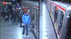 PODÍVEJTE SE: Takhle kradou kapsáři v metru