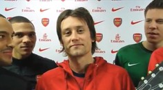 Vánoční songy od Tomáše Rosického! Arsenal ale zpíval falešně